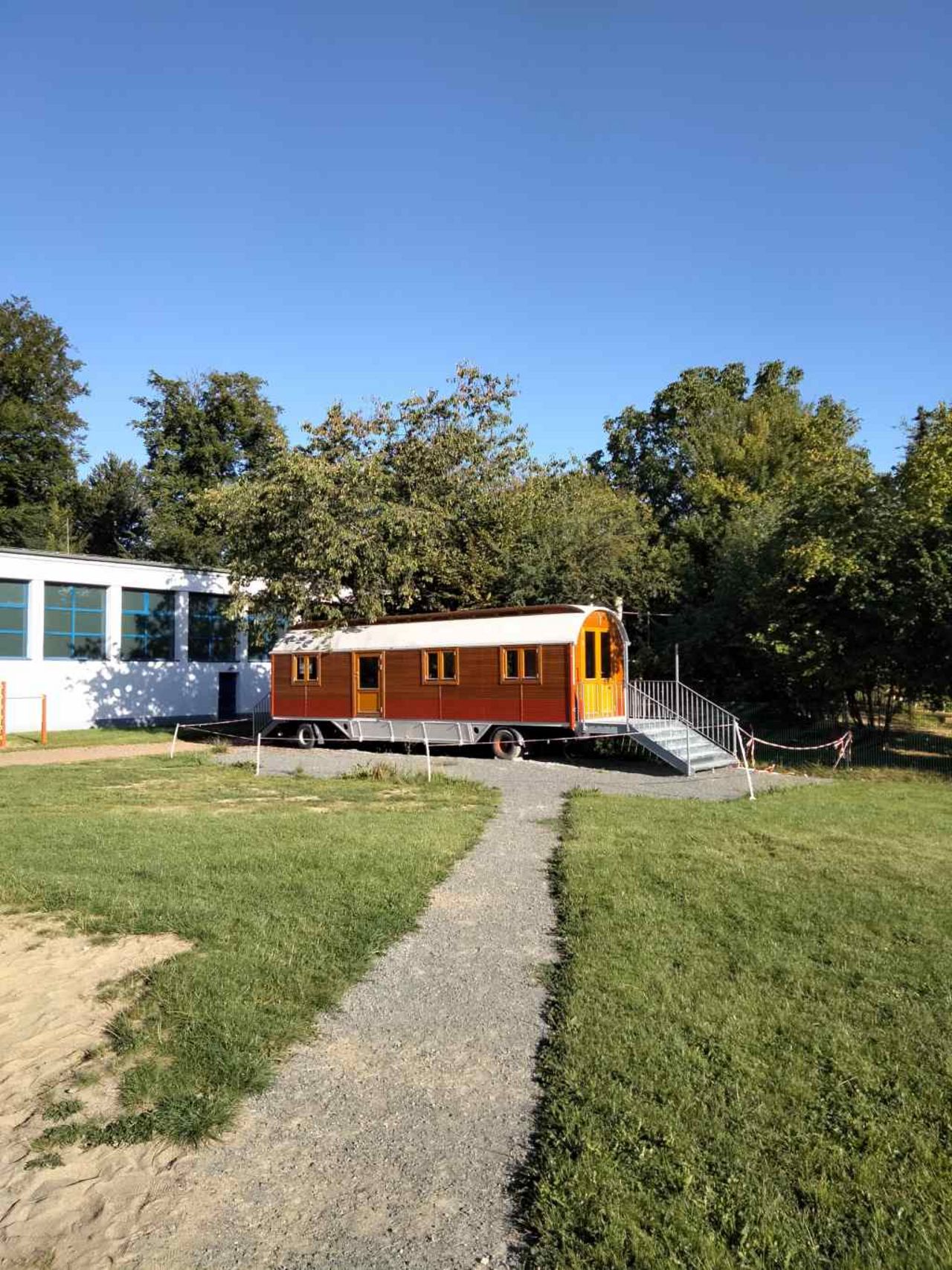 Zirkuswagen auf dem Schulhof